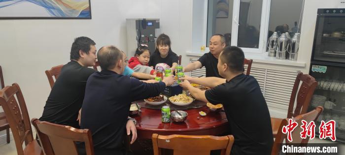 圖為恩和哈達邊境派出所的年夜飯。　恩和哈達邊境派出所供圖