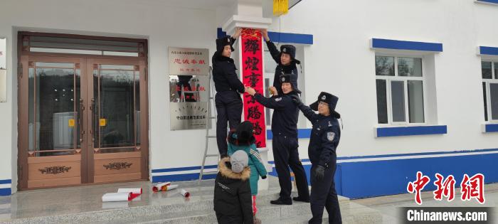 圖為恩和哈達邊境派出所民警貼對聯。　恩和哈達邊境派出所供圖