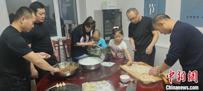 圖為恩和哈達邊境派出所民警和家屬一起包餃子。　恩和哈達邊境派出所供圖